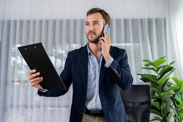 Çalışkan Adamı Modern Ofiste Güvenilir Bir Şekilde Müşteriye Ikna Edici — Stok fotoğraf