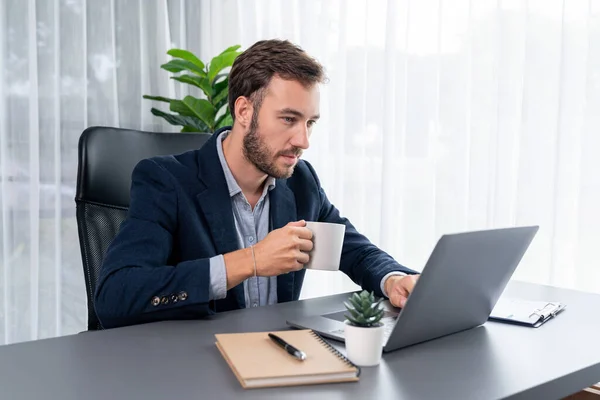 Zakenman Zwart Pak Werkt Laptop Aan Zijn Bureau Smart Executive — Stockfoto