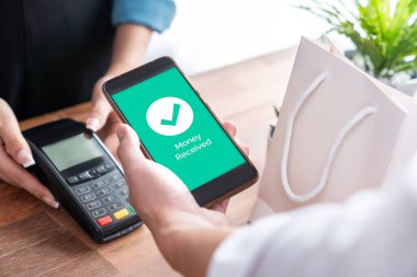 Akıllı telefon uygulamasında barkod taraması yapan kusursuz nakit ödemeler. QR kod teknolojisi, mobil bankacılık uygulaması ile modern alışveriş tarzı için hızlı ve güvenli işlemler. Sevinçli.