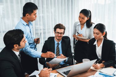 Modern ofis ortamında çalışan çeşitli etnik gruplardan çeşitli iş adamları. Üretken ve çok ırklı ofis çalışanları stratejik ticari pazarlama konusunda tartışmaya giriştiler. Çok titiz.