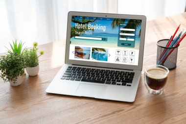 Çevrimiçi otel konaklama rezervasyon sitesi mod rezervasyon sistemi sağlar. Seyahat teknolojisi kavramı .