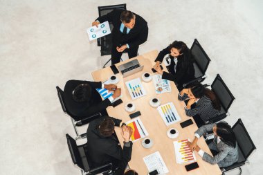 İş adamları grup toplantısı ofiste yukarıdan çekildi. İş kadınları, iş adamları ve ofis çalışanları toplantı masasında proje planlama belgeleriyle takım konferansında çalışıyorlar. Jivy
