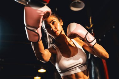 Asyalı kadın Muay Taylandlı boksör boks antrenmanını yumrukluyor idman antrenörüne boks eldiveni takıyor, Muay Tay boks tekniği ve becerisi sergiliyor. Impetus