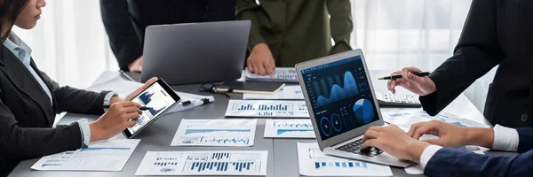 Equipe Analista Tiro Panorama Utilizando Fintech Para Analisar Relatório Financeiro — Fotografia de Stock