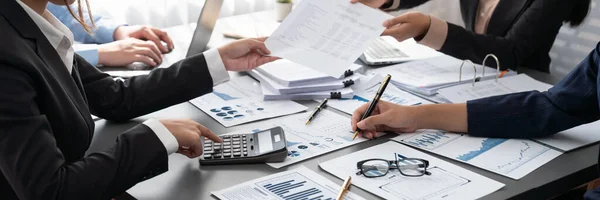 Kanceláři Spolupracuje Auditorský Tým Který Analyzuje Finanční Údaje Účetní Záznamy — Stock fotografie