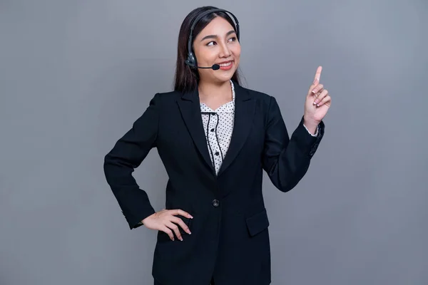 幸せな笑顔の顔を持つアジアの女性コールセンターのオペレーターは 求人募集のためのカスタマイズ可能な孤立した背景に正式なスーツとヘッドセットを着て 空のスペースで仕事の機会を宣伝します ジュビラント — ストック写真