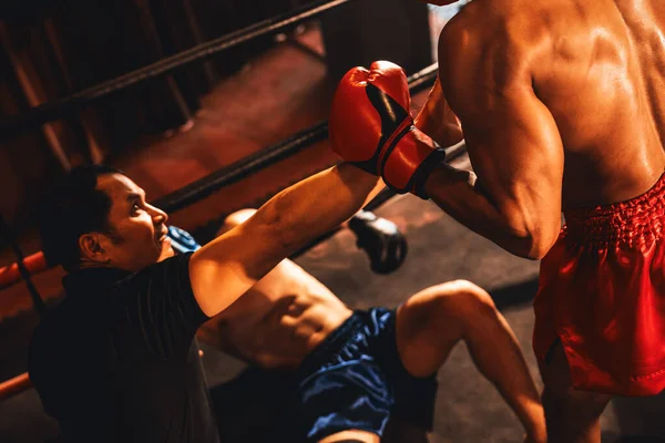 Árbitro Boxeo Intervenir Deteniendo Lucha Para Comprobar Competidor Caído Intenso — Foto de Stock