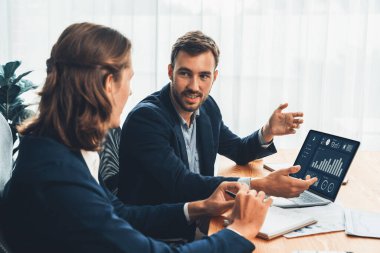 Ofisteki analist ekibi, iş performansını artırmak için bilgisayarında grafik ve çizelge olan BI gösterge panelini kullanarak çalışma alanındaki pazarlama stratejisi için finansal veri analizi yapmakla meşgul. Varlık