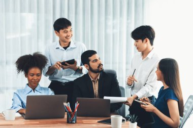 Mutlu iş adamları birlikte çalışır, şirket ofisinde tartışırlar. Profesyonel ve çeşitlilik takım çalışması iş planını bilgisayarda tartışır. Modern çok kültürlü ofis çalışanı. Uyum