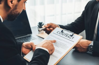 Başvuru formunu doldurmak için iş başvurusunda bulunmuş. Aday, mülakatta resmi konuşma için takım elbise giyer. Kariyer ve iş deneyimiyle ilgili sorularla dolu bir işe alım süreci. Coşkulu