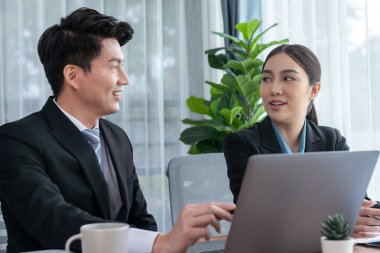 Ofisteki analist ekibi veri analizi ve pazarlama stratejisini güçlü takım çalışmasıyla yapılan toplantıda iş performansını artırmak için BI gösterge paneli ve istatistikleri kullanarak tartışıyor. Sevinçli.