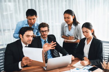 Modern ofis ortamında çalışan çeşitli etnik gruplardan çeşitli iş adamları. Üretken ve çok ırklı ofis çalışanları stratejik ticari pazarlama konusunda tartışmaya giriştiler. Çok titiz.