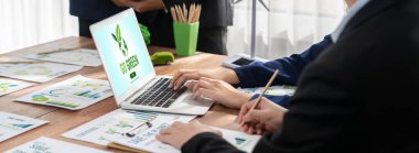 Çevreye duyarlı iş adamlarıyla yapılan ve temiz ve sürdürülebilir gelecekteki ekoloji için çevre korumasını uygulayan bir toplantıda laptopta yeşil ekoloji bilinçlendirme kampanyası yapın. Önde.