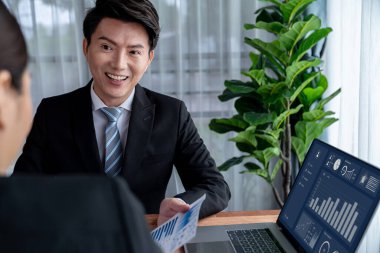 Ofisteki analist ekibi veri analizi ve pazarlama stratejisini güçlü takım çalışmasıyla yapılan toplantıda iş performansını artırmak için BI gösterge paneli ve istatistikleri kullanarak tartışıyor. Sevinçli.