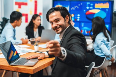 İş adamı ya da analistin, iş arkadaşıyla birlikte, dinamik iş stratejisi yatırım planlama toplantısındaki veri analizini analiz ederken çekilmiş bir portresi. Çok titiz.