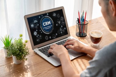 CRM işletme ve işletme için modern bilgisayarda müşteri ilişkileri yönetim sistemi