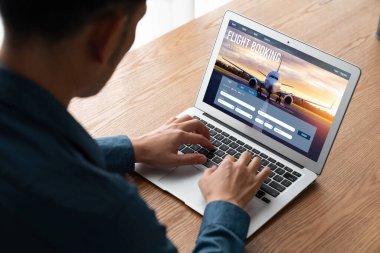 Online uçuş rezervasyon sitesi mod rezervasyon sistemi sağlar. Seyahat teknolojisi kavramı .