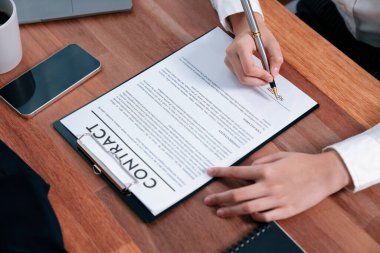 Yakın plan sözleşme imzalama belgesini kalemle imzalama, iş anlaşmasını imzayla mühürleme. İş adamları iş anlaşmasını imzalamak için sözleşmeye imza atıyorlar. Coşkulu.
