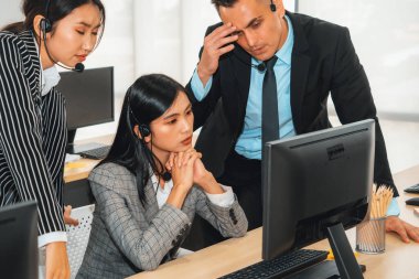 Kulaklık takan iş adamları ofiste çalışırken mutsuz hissediyorlar. Negatif üzüntü duygusu konsepti çağrı merkezi, tele pazarlama ve finansal ekonomideki müşteri destek krizi çöküşü. Jivy
