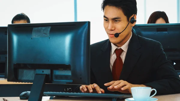 戴着耳机在办公室工作以支持远程客户或同事的商务人士 呼叫中心 电话营销 客户支持代理提供电话视频会议服务 Jivy — 图库照片