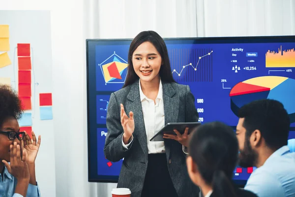 Młoda Azjatycka Bizneswoman Prezentująca Pulpit Analizy Danych Ekranie Telewizora Nowoczesnym — Zdjęcie stockowe