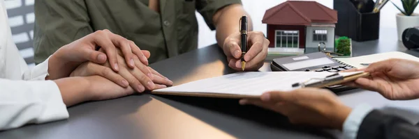 Panorama Małżeństwa Podpisującego Umowę Kredytową Agentem Nieruchomości Klient Kupuje Nowy — Zdjęcie stockowe
