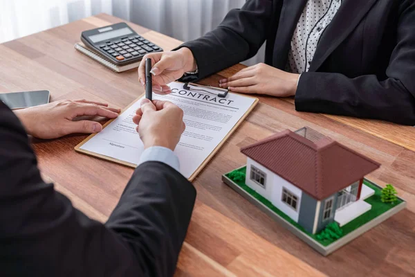 Kupujący Podpisuje Umowę Pożyczki Mieszkaniowej Satysfakcją Uzgodnieniu Terminu Stanu Kredytu — Zdjęcie stockowe