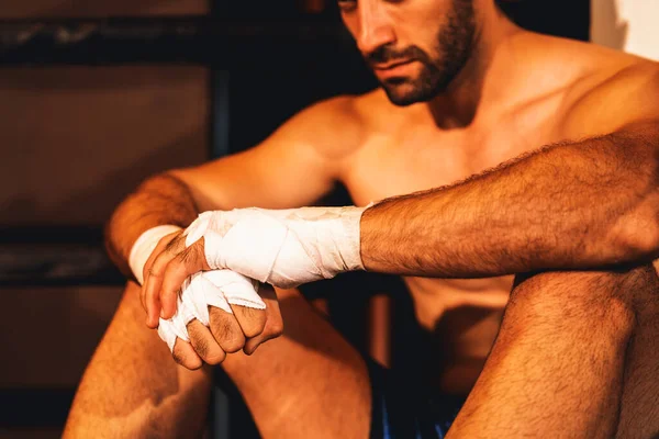 Müder Und Erschöpfter Kaukasischer Boxer Zog Seinen Boxhandschuh Aus Und — Stockfoto