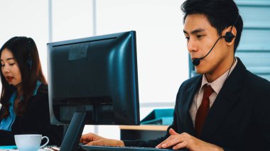 Ofiste çalışan kulaklık takan işadamları uzak müşteri ya da meslektaşlarını desteklemek için çalışıyorlar. Çağrı merkezi, tele pazarlama, müşteri destek acentesi telefon görüşmesinde hizmet sağlıyor. Jivy