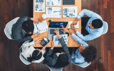 Üst düzey çok ırklı analiz ekibi, stratejik karar için finansal verileri analiz etmek amacıyla dizüstü bilgisayarda BI gösterge ekranını kullanıyor. Fintech pazarlama göstergelerini analiz ediyor. Uyum
