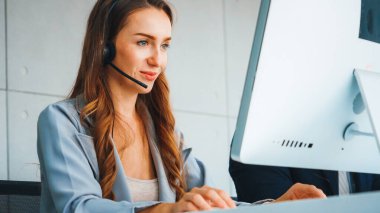 Ofiste çalışan kulaklık takan işadamları uzak müşteri ya da meslektaşlarını desteklemek için çalışıyorlar. Çağrı merkezi, tele pazarlama, müşteri destek acentesi telefon görüşmesinde hizmet sağlıyor. Jivy