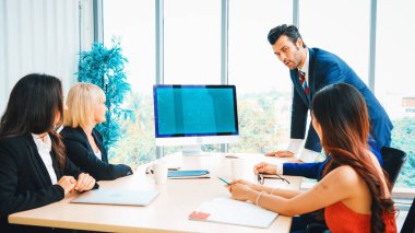 Konferans odasındaki iş adamları yeşil ekran krom anahtar televizyonlu ya da ofis masasında bilgisayar olan kişiler. Çeşitli iş adamları ve iş kadınları video konferansında görüşüyorlar. Jivy