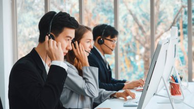 Ofiste çalışan kulaklık takan işadamları uzak müşteri ya da meslektaşlarını desteklemek için çalışıyorlar. Çağrı merkezi, tele pazarlama, müşteri destek acentesi telefon görüşmesinde hizmet sağlıyor. Jivy