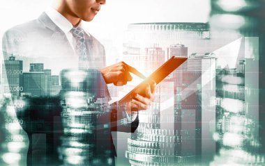 Businessman analyst working with digital finance business data graph showing technology of investment strategy for perceptive financial business decision. Digital economic analysis technology concept.