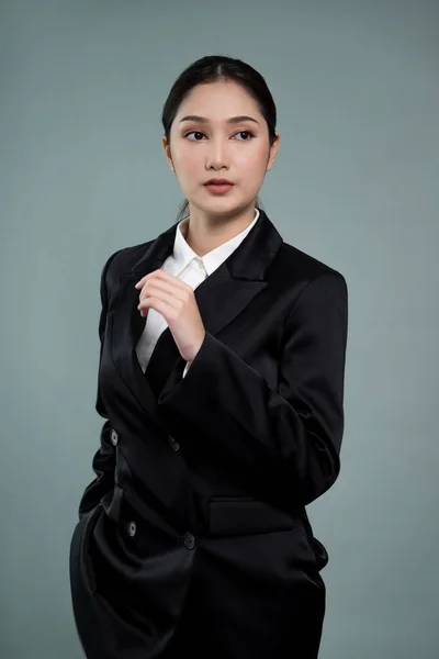 Självsäker Ung Affärskvinna Står Isolerad Bakgrund Poserar Formell Svart Kostym — Stockfoto