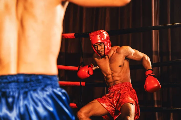 Boxeador Luchador Con Casco Boxeo Una Lucha Feroz Intensa Mientras — Foto de Stock