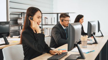 Ofiste çalışan kulaklık takan işadamları uzak müşteri ya da meslektaşlarını desteklemek için çalışıyorlar. Çağrı merkezi, tele pazarlama, müşteri destek acentesi telefon görüşmesinde hizmet sağlıyor. Jivy