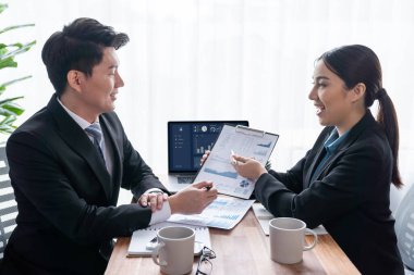 Ofisteki analist ekibi veri analizi ve pazarlama stratejisini güçlü takım çalışmasıyla yapılan toplantıda iş performansını artırmak için BI gösterge paneli ve istatistikleri kullanarak tartışıyor. Sevinçli.