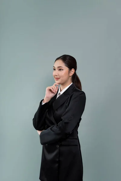 自信的年轻女商人站在孤立的背景上 穿着正式的黑色西服 办公室女职员或经理 外表聪明 很有激情 — 图库照片