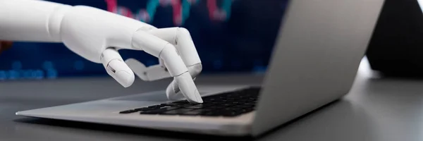 Geautomatiseerd Aandelenhandelsconcept Robotic Hand Analyseren Van Financiële Gegevens Beurs Kunstmatige — Stockfoto