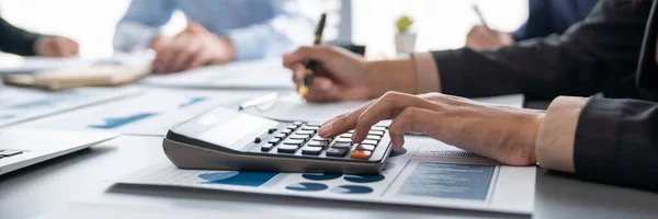 Wirtschaftsprüfer Und Buchhalter Arbeiten Büro Analysieren Finanzdaten Und Buchhaltung Mit — Stockfoto