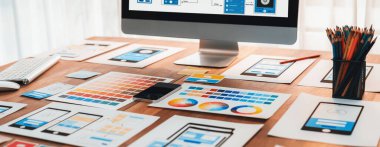Dizüstü bilgisayar ekranında web ya da mobil uygulama UI UX için dijital ve kağıt kablo tasarımları. Beyin fırtınası ve tasarım uygulama çerçevesi için geliştirici çalışma alanının panoramik görüntüsü. İnceleyin