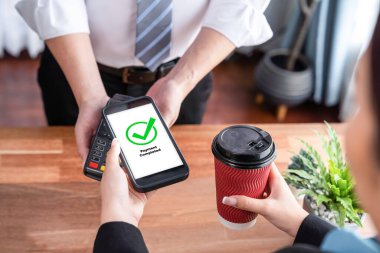 Akıllı telefon uygulamasında barkod taraması yapan kusursuz nakit ödemeler. QR kod teknolojisi, mobil bankacılık uygulaması ile modern alışveriş tarzı için hızlı ve güvenli işlemler. Sevinçli.