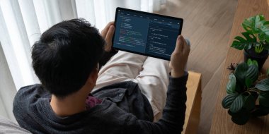 Model uygulama ve program kodlaması için bilgisayar ekranında yazılım geliştirme programlama