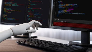 Otomasyon konseptinde yazılım geliştirmek için üretici yapay zekanın gelecekteki teknolojik gelişimi. Bilgisayarda robot el yazısı kodu. Önde.