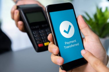 NFC QR kod cihazı ile el ele tutuşan akıllı telefon, hızlı dijital işlemler için temas kurulamayan ödeme kodlarını tarıyor. Modern yaşam tarzı ödeme teknolojisi için cep telefonundaki online bankacılık uygulaması. coşkulu