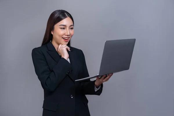 Sebevědomá Mladá Asijská Podnikatelka Pózující Laptopem Izolovaném Pozadí Kancelářská Dáma — Stock fotografie