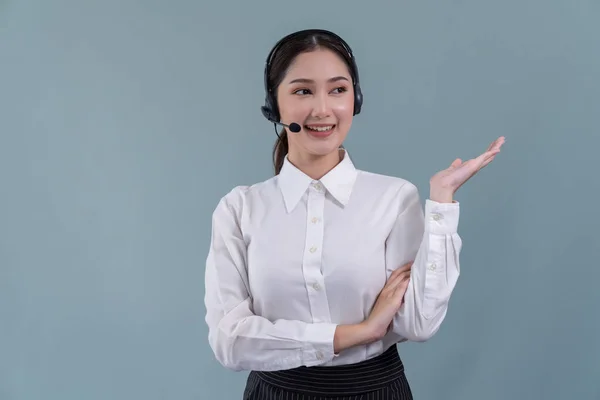 アジアの女性コールセンター運営者は笑顔で仕事の機会を宣伝し カスタマイズ可能な隔離された背景で製品のための正式なスーツとヘッドセットの手のジェスチャーを身に着けています 熱狂的 — ストック写真