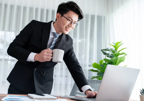 Geschäftsmann Arbeitet Laptop Für Den Schreibtisch Büro Kluge Führungskräfte Recherchieren — Stockfoto