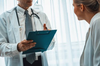 Profesyonel üniformalı doktor hastanedeki ya da klinikteki hastayı muayene ediyor. Sağlık, tıbbi ve doktor servis konsepti. Jivy